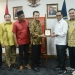 Pj Gubernur Aceh, Achmad Marzuki, menyerahkan cinderamata kepada Menhub Budi Karya Sumadi, saat melakukan pertemuan di Kementerian Perhubungan RI, Jakarta, Selasa, (23/8/2022). (Foto: Ist)