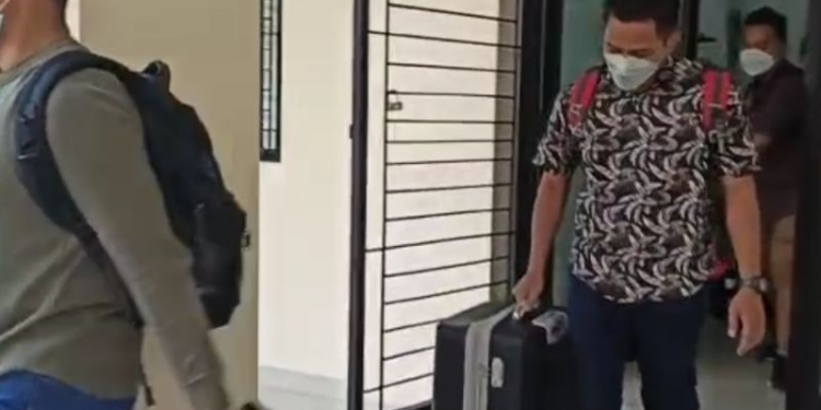 Tim penyidik KPK usai melakukan penggeledehan di Gedung Dekanat Fakultas Kedokteran Universitas Lampung (Unila). (ANTARA/Dian Hadiyatna)