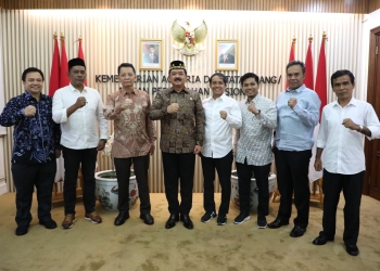 Pj Gubernur Aceh, Achmad Marzuki didampingi Ketua DPRA, Saiful Bahri, bersama Menteri Agraria dan Tata Ruang/Kepala Badan Pertanahan Nasional (ATR/BPN) Hadi Tjahjanto, di Kementerian ATR/BPN, Jakarta Selatan, Rabu, (24/8/2022). (Foto: Ist)