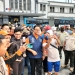 Gubernur DKI Jakarta Anies Baswedan saat berswafoto di kawasan Kota Tua, Jakarta Barat, Jumat (26/8/2022). (ANTARA/Walda)