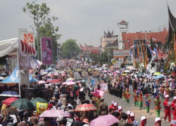 Ribuan warga tumpah ruah ke jalan untuk menyaksikan kemeriahan Pawai Alegoris di Kota Bukittinggi, Sumatera Barat, Kamis (18/08). (Foto: Antara/Alfatah)