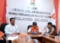 Ketua DPW PKS Sulawesi Selatan, Amri Arsyid (tengah). didampingi pengurusnya saat menjawab pertanyaan wartawan di ruang Fraksi PKS kantor DPRD Sulawesi Selatan, Makassar, Jumat (5/8/2022). ANTARA