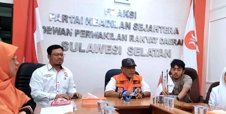 Ketua DPW PKS Sulawesi Selatan, Amri Arsyid (tengah). didampingi pengurusnya saat menjawab pertanyaan wartawan di ruang Fraksi PKS kantor DPRD Sulawesi Selatan, Makassar, Jumat (5/8/2022). ANTARA