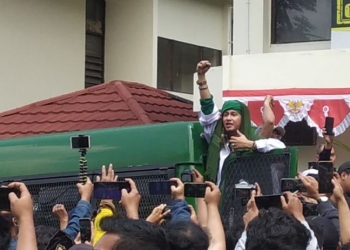 Terdakwa kasus penyebaran berita bohong Bahar Smith menyapa pendukungnya di PN Bandung, Kota Bandung, Jawa Barat, Selasa (16/8/2022). ANTARA/Bagus Ahmad Rizaldi.