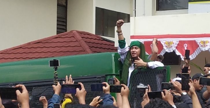 Terdakwa kasus penyebaran berita bohong Bahar Smith menyapa pendukungnya di PN Bandung, Kota Bandung, Jawa Barat, Selasa (16/8/2022). ANTARA/Bagus Ahmad Rizaldi.