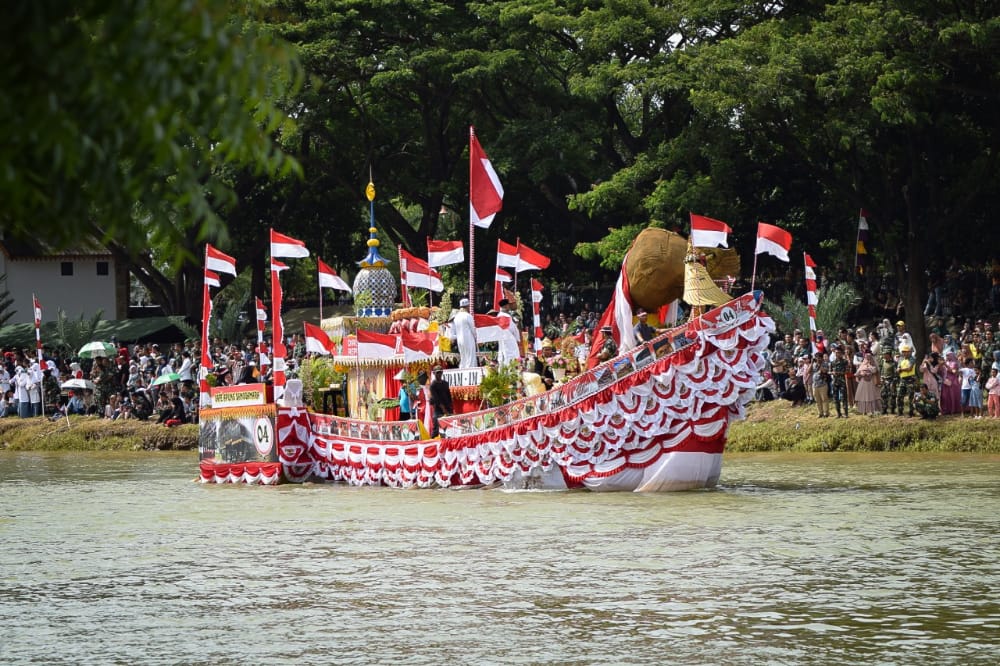 Festival Merah Putih Krueng Aceh dalam rangka memeriahkan Hari Ulang Tahun (HUT) ke-77 Republik Indonesia tahun 2022, di Sungai Krueng Aceh, Banda Aceh, Senin (15/8/2022). (Foto: Fahzian Aldevan)