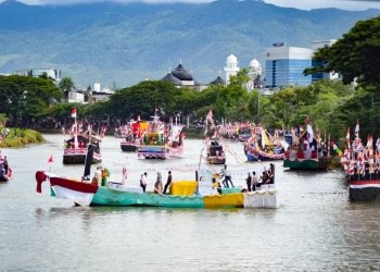 Festival Merah Putih Krueng Aceh dalam rangka memeriahkan Hari Ulang Tahun (HUT) ke-77 Republik Indonesia tahun 2022, di Sungai Krueng Aceh, Banda Aceh, Senin (15/8/2022). (Foto: Fahzian Aldevan)