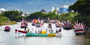 Festival Merah Putih Krueng Aceh dalam rangka memeriahkan Hari Ulang Tahun (HUT) ke-77 Republik Indonesia tahun 2022, di Sungai Krueng Aceh, Banda Aceh, Senin (15/8/2022). (Foto: Fahzian Aldevan)