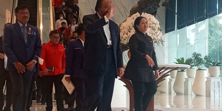 Ketua DPP PDI Perjuangan Puan Maharani (kanan) dan Ketua Umum DPP Partai NasDem Surya Paloh (tengah) usai melakukan pertemuan secara tertutup di NasDem Tower, Jakarta, Senin (22/8/2022). (ANTARA/Tri Meilani Ameliya)