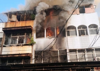 Ruko yang dijadikan rumah indekos terbakar di kawasan Tambora, Jakarta Barat, Rabu (17/8/2022). (Foto: Sudin Gulkamart Jakarta Barat)