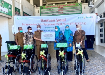 Ketua Pikabas Aceh, Cut Nurul Hayati, didampingi pengurus Pikabas Nurkhalis dan Zurriaty Safitri menyerahkan bantuan kursi roda kepada Direktur RSUD Tgk Abdullah Syafi'i Beureunun, Pidie, Kamaruzzaman. (Foto: Dok. Bank Aceh)