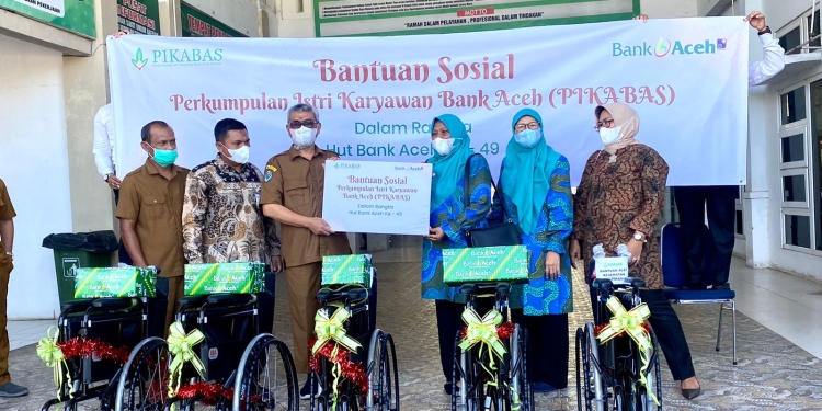 Ketua Pikabas Aceh, Cut Nurul Hayati, didampingi pengurus Pikabas Nurkhalis dan Zurriaty Safitri menyerahkan bantuan kursi roda kepada Direktur RSUD Tgk Abdullah Syafi'i Beureunun, Pidie, Kamaruzzaman. (Foto: Dok. Bank Aceh)