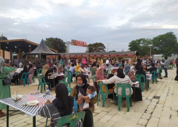Suasana di Aceh Culinary Festival 2022 di Taman Sulthanah Safiatuddin, Banda Aceh, Jumat (5/8/2022). (Foto: Fahzian Aldevan)
