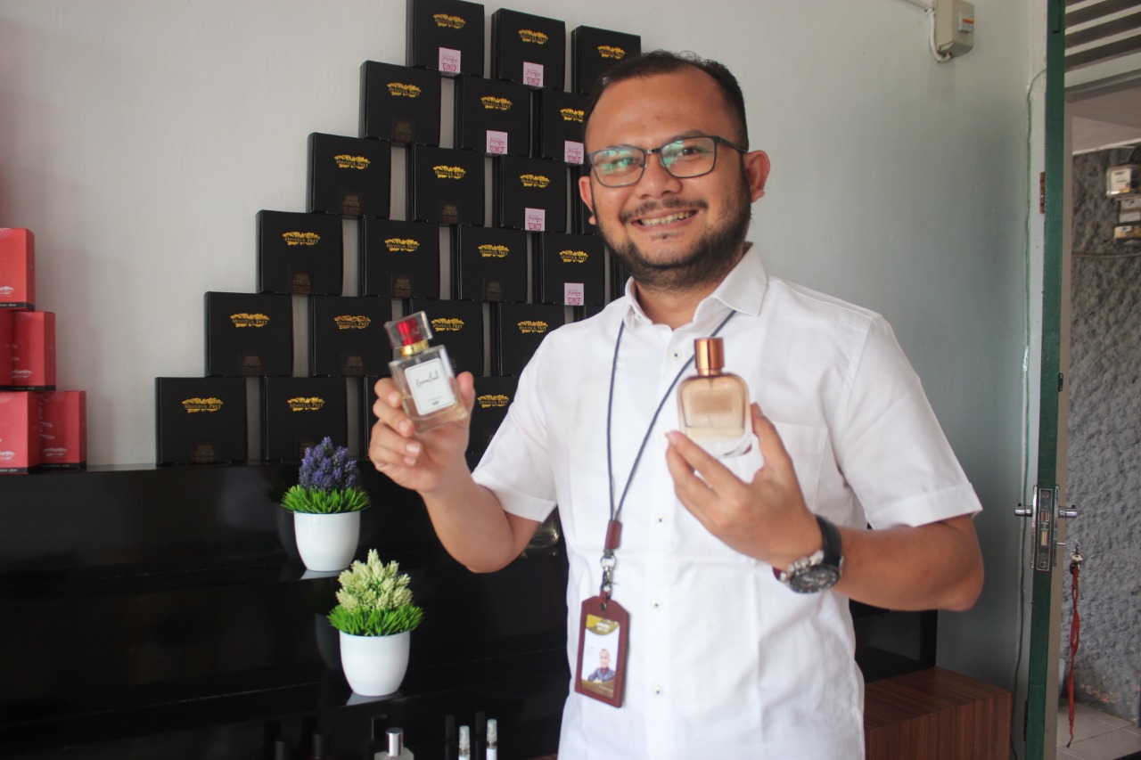 Pendiri Minyeuk Pret, Daudy Sukma menunjukkan produk parfum dari minyak nilam di gerai usaha Minyeuk Pret di Lam Ara, Kecamatan Banda Raya, Kota Banda Aceh, Kamis (4/8/2022). (Foto: Muhammad Fadhil)