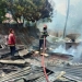 Petugas Damkar Kota Padang tengah memadamkan api yang membakar gudang milik Bulog di kota setempar pada Jumat siang (antara/HO BPBD Sumbar)