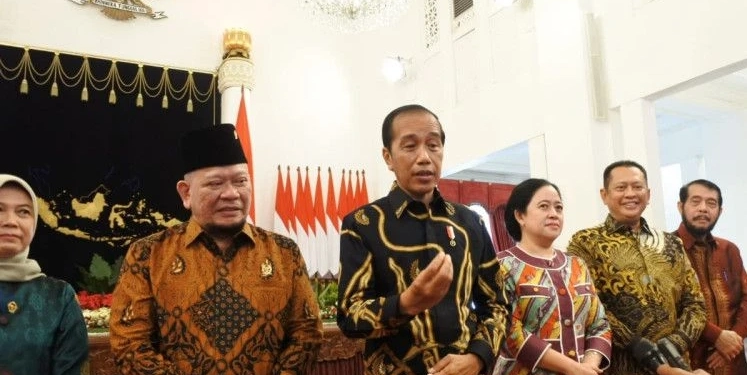 Presiden Joko Widodo memberikan keterangan kepada wartawan di Jakarta, Jumat (12/8/2022). (Foto: Antara/Indra Arief Pribadi)