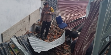 Balai pengajian MIN 2 Banda Aceh roboh akibat jatuhnya bangunan kelas yang sedang dibangun disebelahnya, di Banda Aceh, Kamis (11/8/2022) (Foto: Ist)