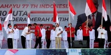 Wakil Menteri Dalam Negeri (Wamendagri) John Wempi Wetipo membuka resmi gerakan 10 Juta Bendera Merah Putih di Kota Banda Aceh, Sabtu (13/8/2022). (Foto: Ist)