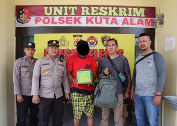SY (38) diserahkan ke polisi usai ketahuan mencuri kotak amal masjid di Kuta Alam, Banda Aceh. (Foto: Dok. Polisi)