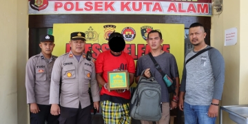 SY (38) diserahkan ke polisi usai ketahuan mencuri kotak amal masjid di Kuta Alam, Banda Aceh. (Foto: Dok. Polisi)