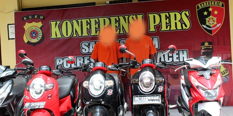 Dua pelaku pencurian sepeda motor beserta barang bukti telah diamankan di Mapolresta Banda Aceh. (Foto: Dok. Polresta Banda Aceh)