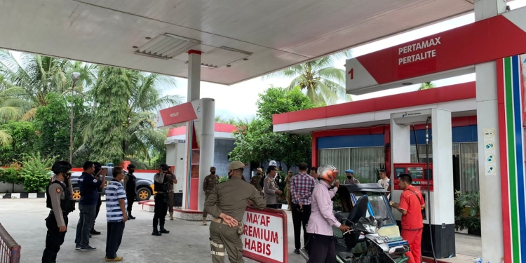 Polisi melakukan penyelidikan ke sejumlah SPBU atas kasus dugaan penimbunan BBM bersubsidi di Aceh Tenggara. (Foto: Dok Polisi).