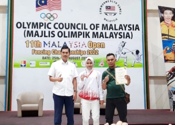 Foto bersama Ketua Umum IKASI Aceh dengan atlet dan pelatih usai pengalungan medali. (Foto: Ist)