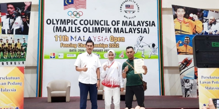 Foto bersama Ketua Umum IKASI Aceh dengan atlet dan pelatih usai pengalungan medali. (Foto: Ist)