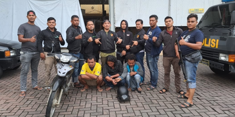 Teks Foto: Tiga pelaku jambret ditangkap polisi di Aceh Besar. (Foto: Ist)