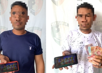 Polisi menangkap seorang agen chip berinisial HS (40) dan satu pemain higgs domino berinisial RH (29) di Desa suka Jaya, Kecamatan Simeulue Timur, Kabupaten Simeulue, Rabu (31/8/2022). (Foto: Ist)