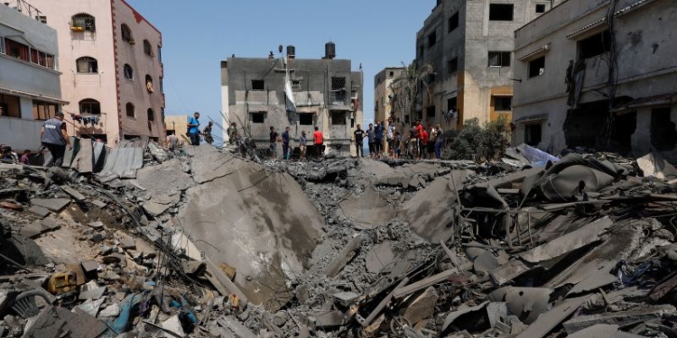 Warga Palestina mengecek rumah yang dihancurkan serangan udara Israel, di tengah konflik Israel dan kota Gaza. (6/8/2022)(ANTARA FOTO/REUTERS/Mohammed Salem/rwa/mca)