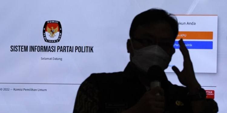 Ilustrasi petugas Komisi Pemilihan Umum (KPU) menunjukkan tampilan Sistem Informasi Partai Politik (Sipol) Pemilu 2024 di Jakarta, Jumat (24-6-2022). ANTARA FOTO/Aditya Pradana Putra
