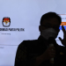 Ilustrasi petugas Komisi Pemilihan Umum (KPU) menunjukkan tampilan Sistem Informasi Partai Politik (Sipol) Pemilu 2024 di Jakarta, Jumat (24-6-2022). ANTARA FOTO/Aditya Pradana Putra