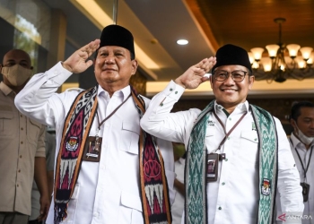 Ketua Umum Partai Gerindra Prabowo Subianto (kiri) bersama Ketua Umum Partai Kebangkitan Bangsa (PKB) Muhaimin Iskandar (kanan). (ANTARA FOTO/M RISYAL HIDAYAT)