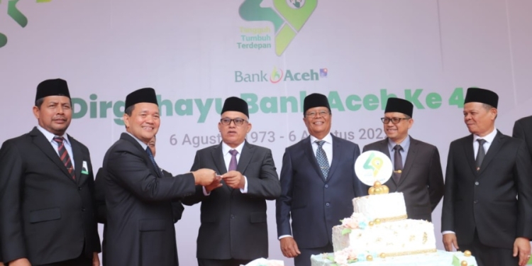 Dirut Bank Aceh, Sekda Aceh selaku komisaris utama, dan jajaran direksi Bank Aceh, saat potong kue sebagai bentuk peringatan HUT Bank Aceh ke-49, Sabtu (5/8/2022). (Foto: Corporate Communication PT Bank Aceh Syariah)