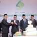 Dirut Bank Aceh, Sekda Aceh selaku komisaris utama, dan jajaran direksi Bank Aceh, saat potong kue sebagai bentuk peringatan HUT Bank Aceh ke-49, Sabtu (5/8/2022). (Foto: Corporate Communication PT Bank Aceh Syariah)