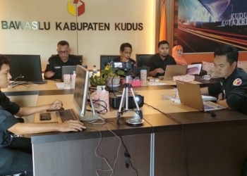 Petugas Bawaslu Kudus, Jawa Tengah, melakukan pemantauan anggota dari masing-masing partai politik yang masuk ke dalam dalam sistem informasi partai politik (Sipol). ANTARA/HO-Bawaslu.