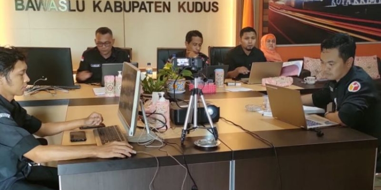Petugas Bawaslu Kudus, Jawa Tengah, melakukan pemantauan anggota dari masing-masing partai politik yang masuk ke dalam dalam sistem informasi partai politik (Sipol). ANTARA/HO-Bawaslu.