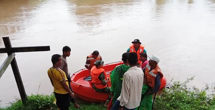 Tim SAR mencari korban terseret arus sungai di Brayeuen, Kecamatan Leupung, Kabupaten Aceh Besar, Kamis (25/8/2022). ANTARA/HO