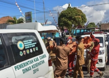 Petugas mengevakuasi korban kecelakaan di Rumah Sakit Umum Daerah (RSUD) Kabupaten Ciamis, Jawa Barat, Senin (8/8/2022). (ANTARA/Adeng Bustomi)
