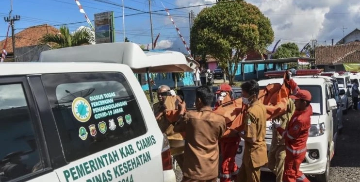 Petugas mengevakuasi korban kecelakaan di Rumah Sakit Umum Daerah (RSUD) Kabupaten Ciamis, Jawa Barat, Senin (8/8/2022). (ANTARA/Adeng Bustomi)