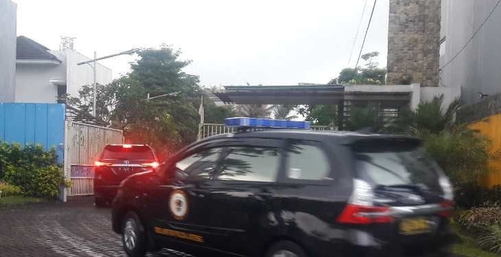 Mobil rombongan polisi memasuki pintu gerbang Residence Cempaka di Mertoyudan, Kabupaten Magelang, Jawa Tengah, Senin (15-8-2022). ANTARA/Heru Suyitno