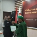 Ketua Umum PAS Aceh Tu Bulqaini (kanan) menyerahkan berkas pendaftaran partai politik lokal calon peserta Pemilu 2024 kepada Ketua KIP Aceh Syamsul Bahri di Banda Aceh, Senin (8/8/2022). ANTARA/M Haris SA