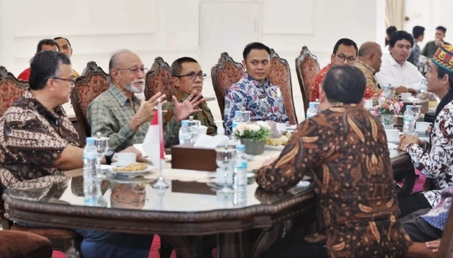 Wali Nanggroe Aceh Tgk Malik Mahmud saat bertemu dengan Wamen ATR/BPN Raja Juli Antony, di Aceh Besar, Minggu (14/8/2022). (Foto: Dok. Wali Nanggroe Aceh)