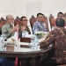 Wali Nanggroe Aceh Tgk Malik Mahmud saat bertemu dengan Wamen ATR/BPN Raja Juli Antony, di Aceh Besar, Minggu (14/8/2022). (Foto: Dok. Wali Nanggroe Aceh)
