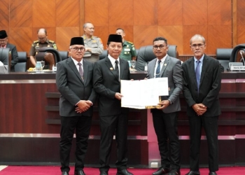 Wakil Ketua DPRA Safaruddin (dua kanan) bersama Penjabat Gubernur Aceh Achmad Marzuki (dua kiri) saat memperlihatkan hasil penandatanganan bersama KUA-PPAS 2023 pada paripurna DPRA, di Banda Aceh, Kamis (18/8/2022). (Foto: Humas DPRA)