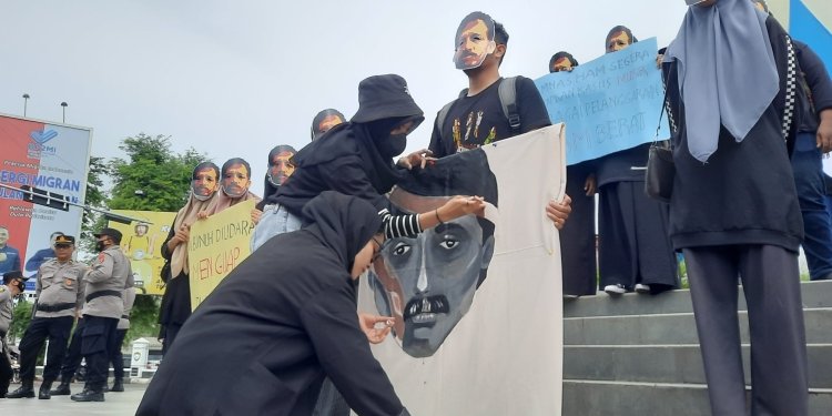 Aksi solidaritas memperingati 18 tahun kematian aktivis HAM, Munir, pada Rabu, (7/9/2022) di Bundaran Simpang Lima, Banda Aceh. (Foto: Ist)