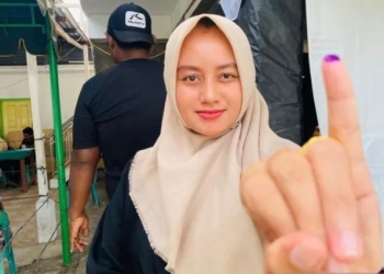 Warga memperlihatkan bagian jari kelingking yang bertinta ungu, seusai mengikuti Pemilihan Keuchik Secara Langsung (Pilchiksung) secara serentak di Aceh Barat, pada sebuah Tempat Pemungutan Suara (TPS) di Kompleks Surau Belimbing, Desa Drien Rampak, Meulaboh, Aceh Barat, Ahad (11/9/2022). (ANTARA/Teuku Dedi Iskandar)
