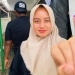 Warga memperlihatkan bagian jari kelingking yang bertinta ungu, seusai mengikuti Pemilihan Keuchik Secara Langsung (Pilchiksung) secara serentak di Aceh Barat, pada sebuah Tempat Pemungutan Suara (TPS) di Kompleks Surau Belimbing, Desa Drien Rampak, Meulaboh, Aceh Barat, Ahad (11/9/2022). (ANTARA/Teuku Dedi Iskandar)