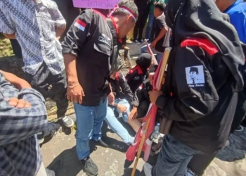 Salah satu peserta aksi demo mengalami cidera dalam demo tolak kenaikan harga BBM di Takengon, Kabupaten Aceh Tengah, Senin (13/9/2022). (ANTARA/Kurnia Muhadi)